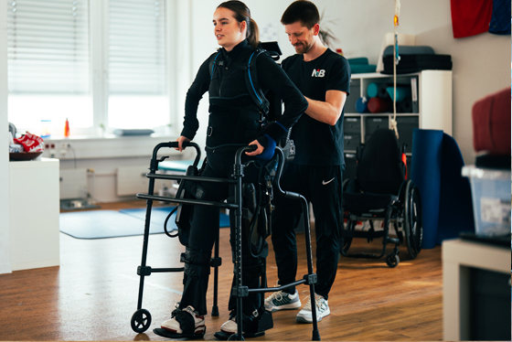 Exoskelett EksoNR im NiB Köln Exoskelett der unteren Extremitäten, das eine aufrechte Haltung unterstützt und dem Patienten oder der Patientin beibringt, wie er/sie wieder gehen und den natürlichen Gang wiedererlangen kann.