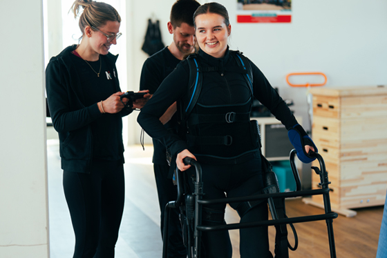 Exsoskelett zur unterstützung der unteren Extrimitäten . im NiB Köln