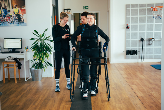 Exsoskelett zur unterstützung der unteren Extrimitäten . im NiB Köln Exsoskelett zur unterstützung der unteren Extrimitäten . im NiB Köln