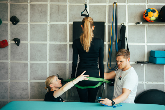 Geschule im NiB Köln bei der Patientin laufen lernen soll,