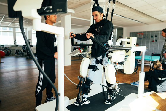 Gangtherapie auf dem Lokomat. Koordinierte Laufbewegungen.