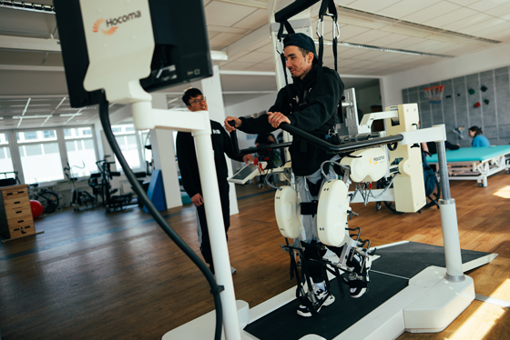 Lauftraining auf dem Lokomat im NiB In Köln