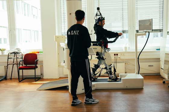 Lokomat-Lauftraining im NiB Köln