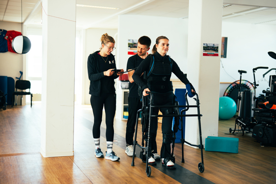 Eksoskelett zum Lauftraining. im NiB Köln